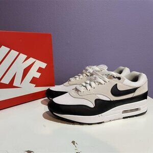 air max 1 black white (size 9.5M)